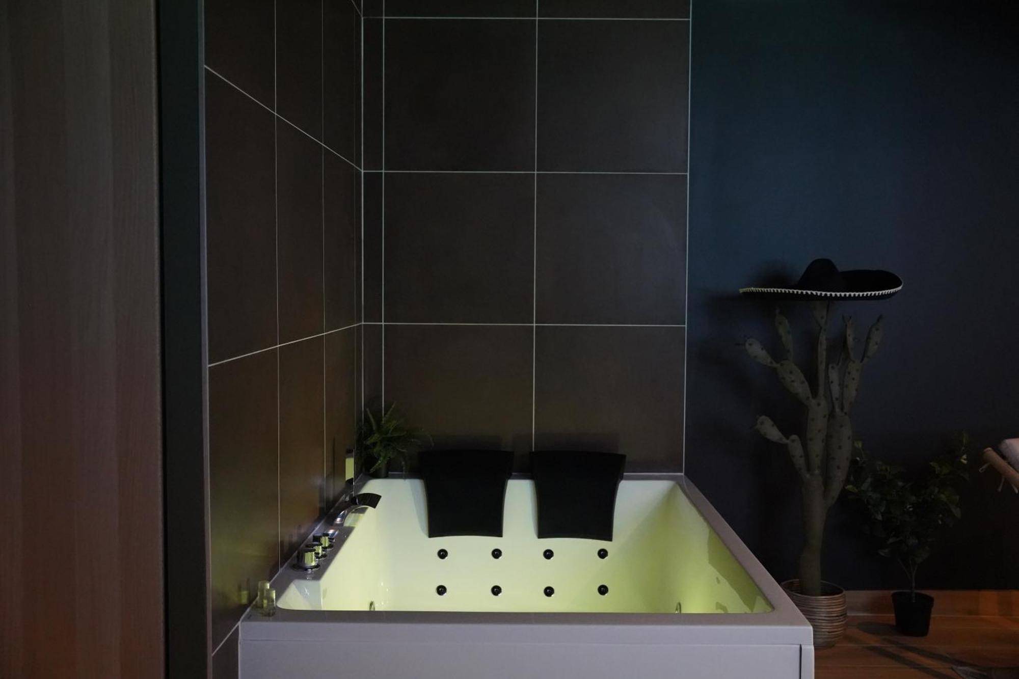 Junglia Suite - Spa & Cine Бург-ан-Бресс Экстерьер фото