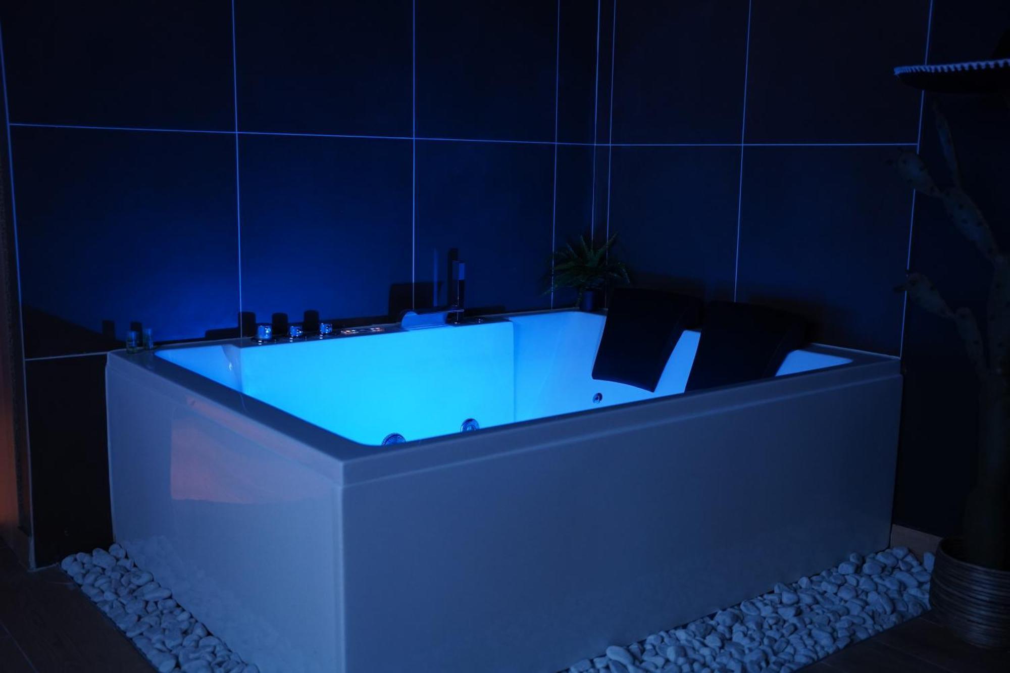 Junglia Suite - Spa & Cine Бург-ан-Бресс Экстерьер фото